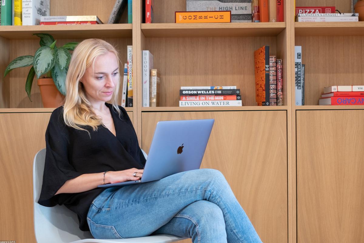 Équipe de startup en réunion de travail collaborative